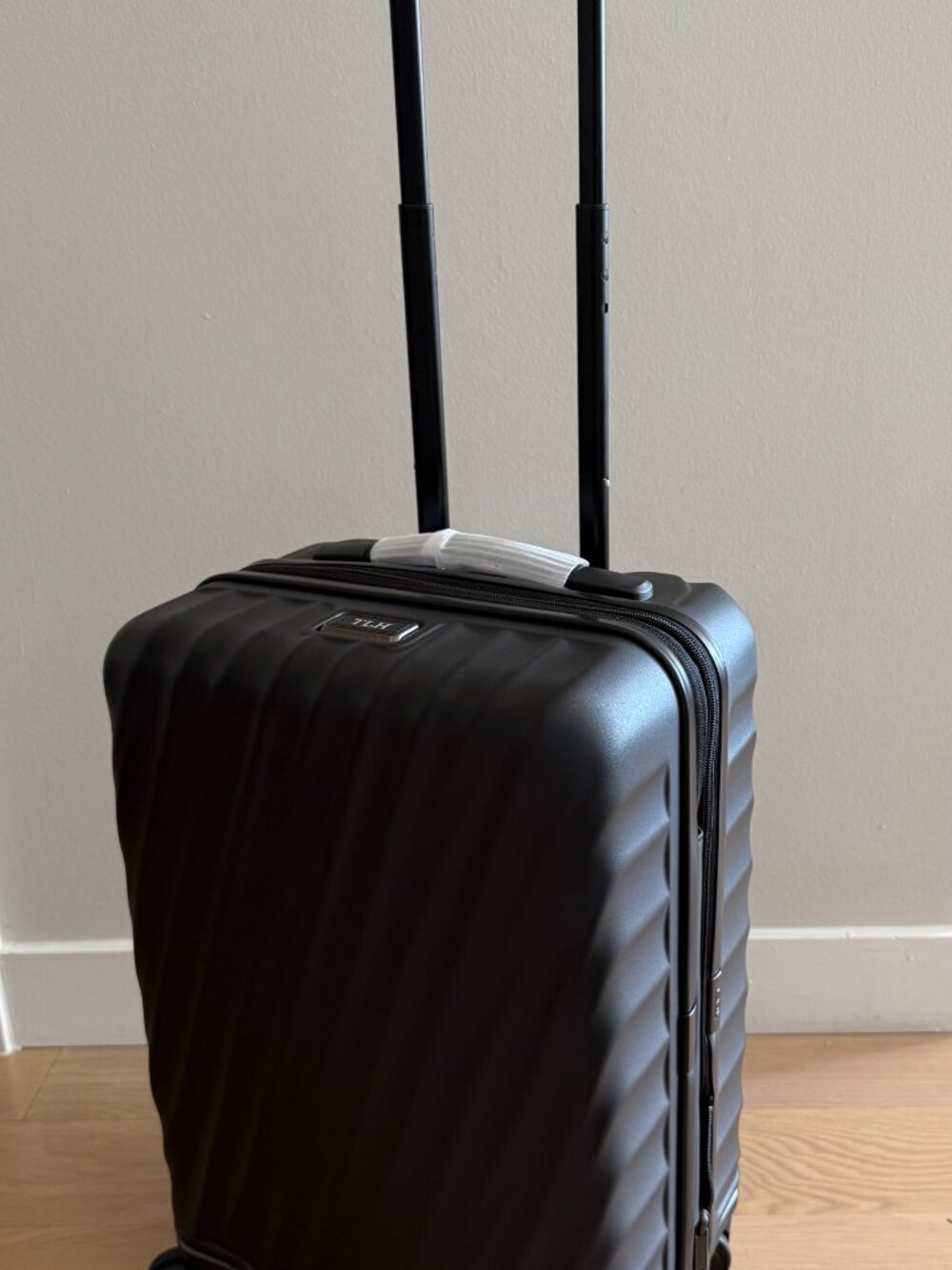 TUMI 19 Degree Expandable Carry-On – Black Textured - Picture 5 of 10
